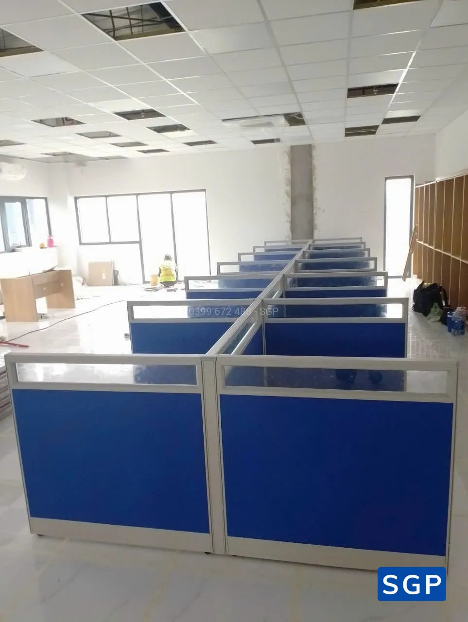 Lắp đặt hoàn thiện vách ngăn nỉ kính