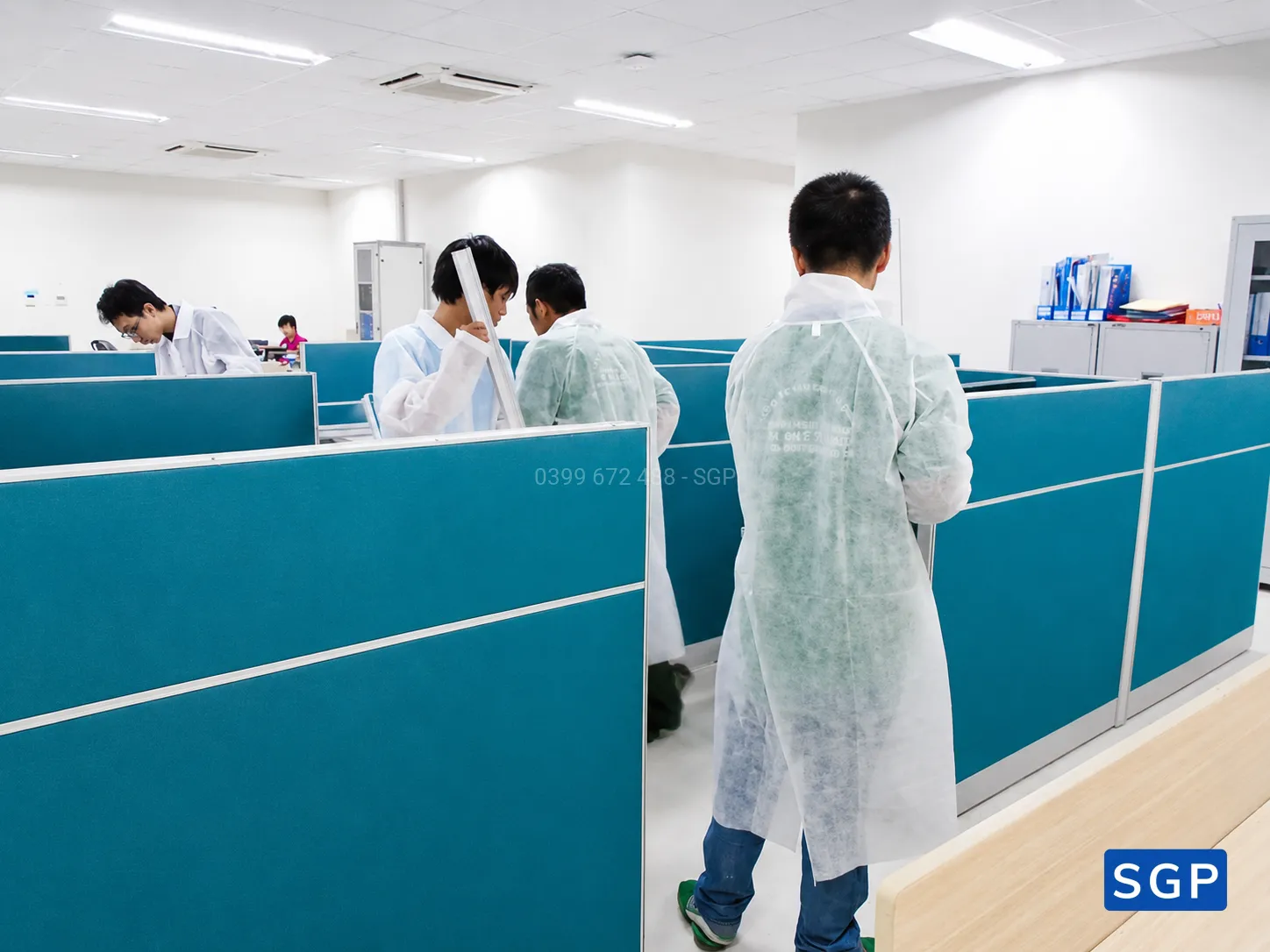 Giao hàng và lắp đặt vách nỉ