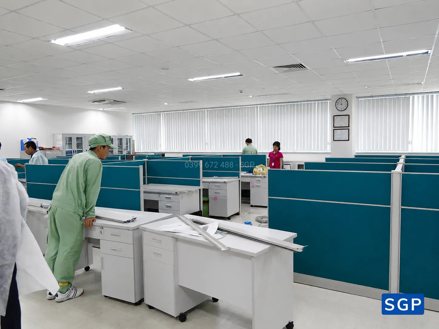 Giao hàng và lắp đặt vách nỉ