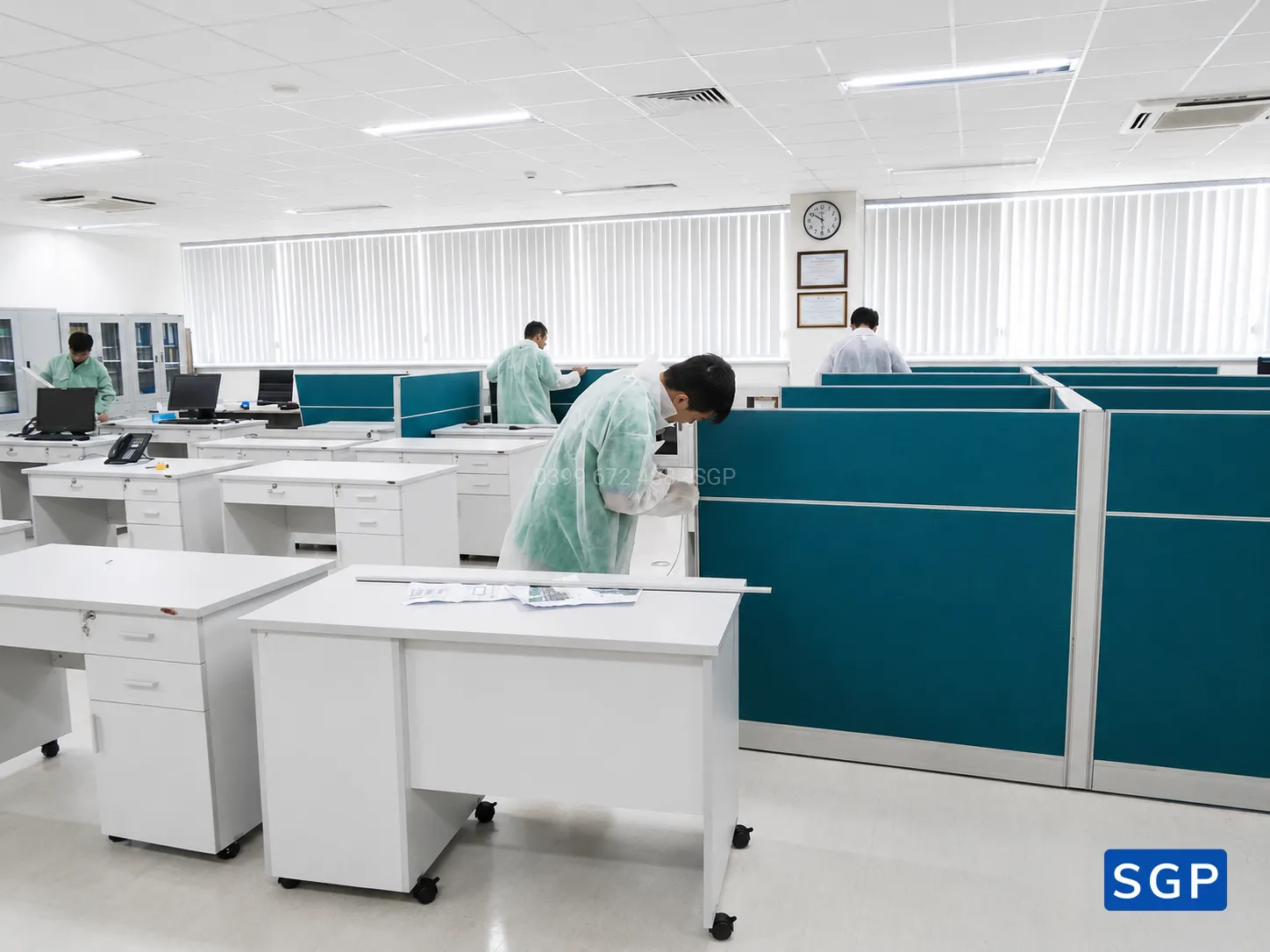 Giao hàng và lắp đặt vách nỉ