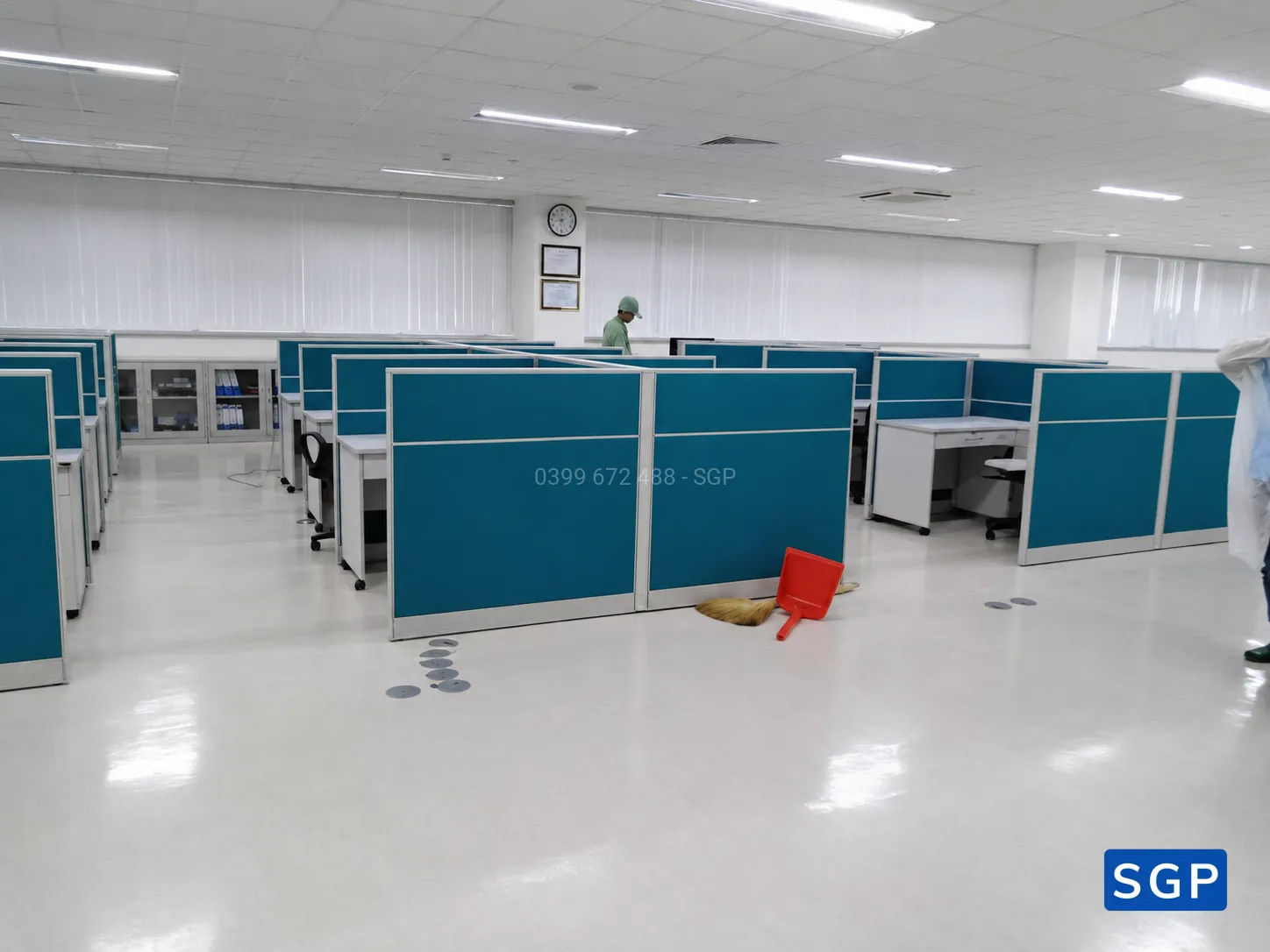 Giao hàng và lắp đặt vách nỉ