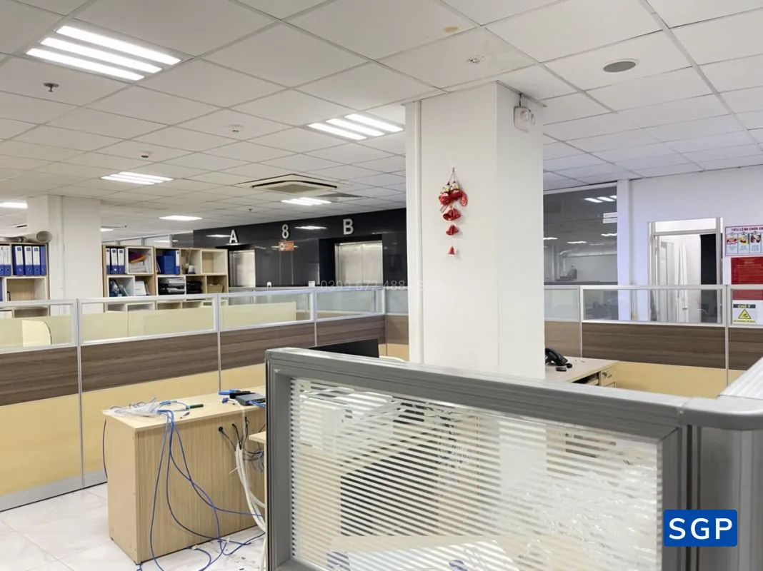 Vách ngăn bàn làm việc kết hợp gỗ kính decal