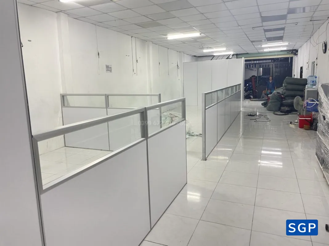 Vách ngăn lửng có thêm ô kính phần trên dùng để ngăn phòng, lối đi