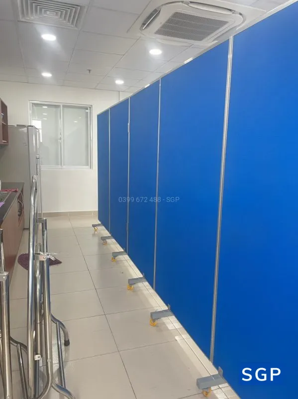 Vách ngăn có bánh xe phía dưới (vách nỉ màu xanh)