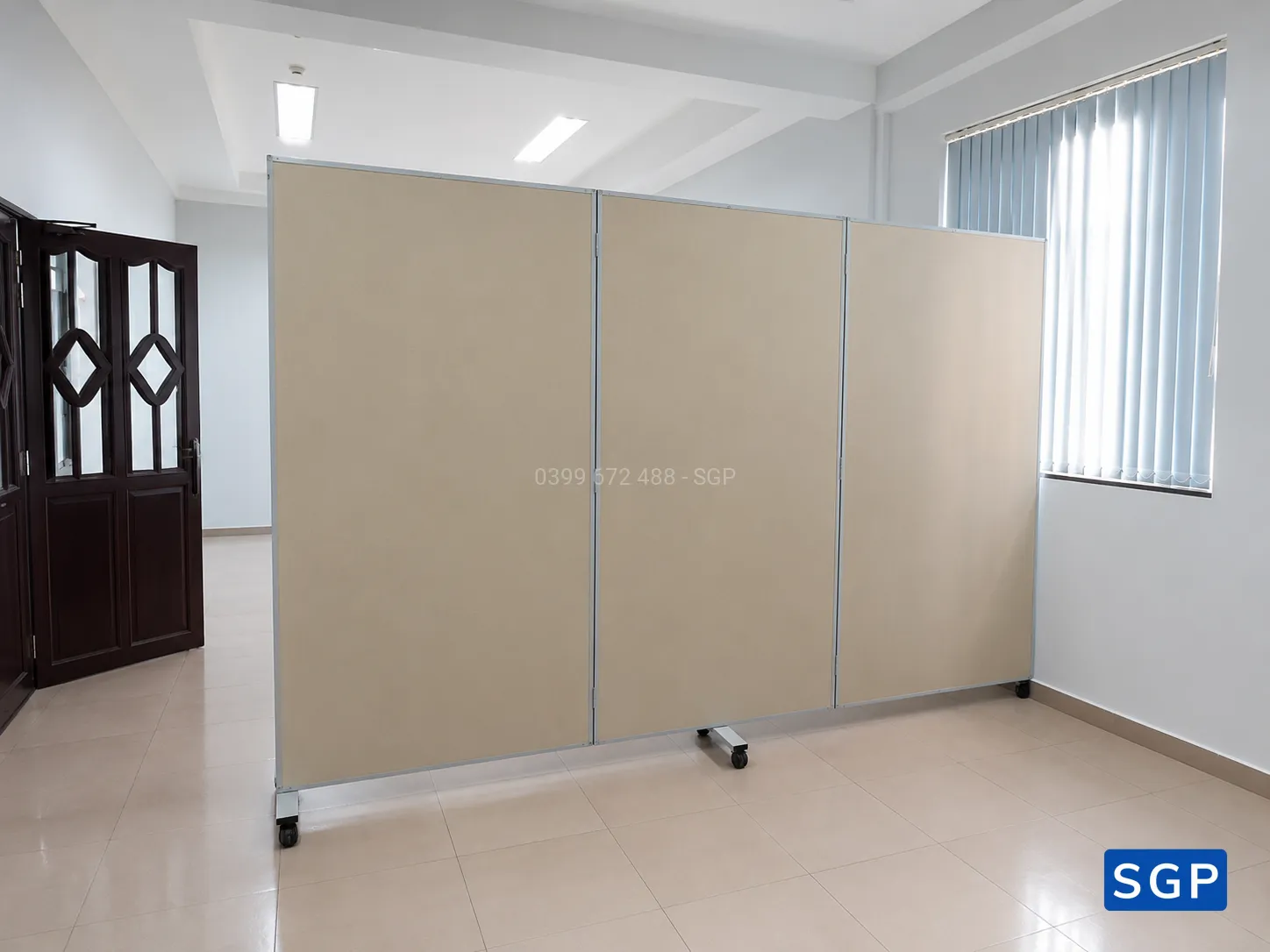 vách ngăn có bánh xe  nỉ màu kem