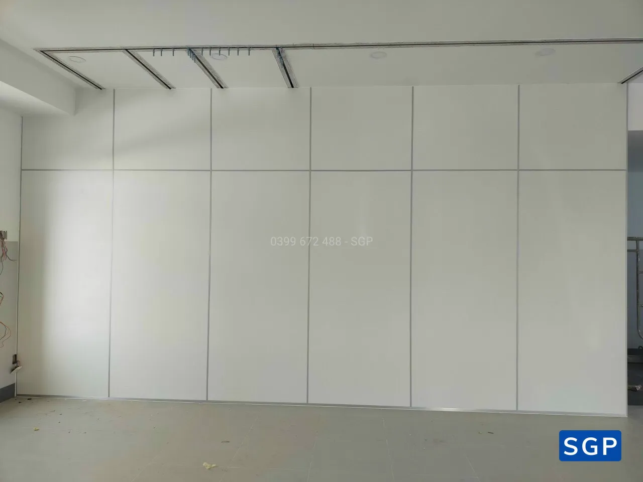 Vách ngăn di động màu trắng có cửa đôi