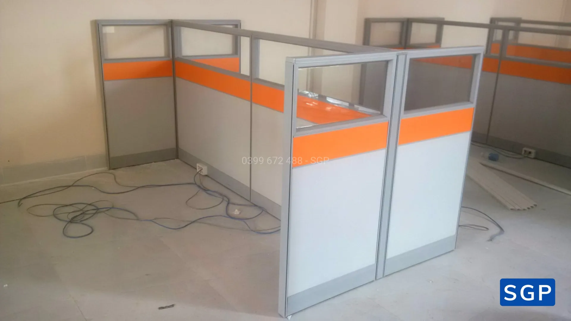 lắp đặt hoàn thiện vách gỗ kính 2 múi