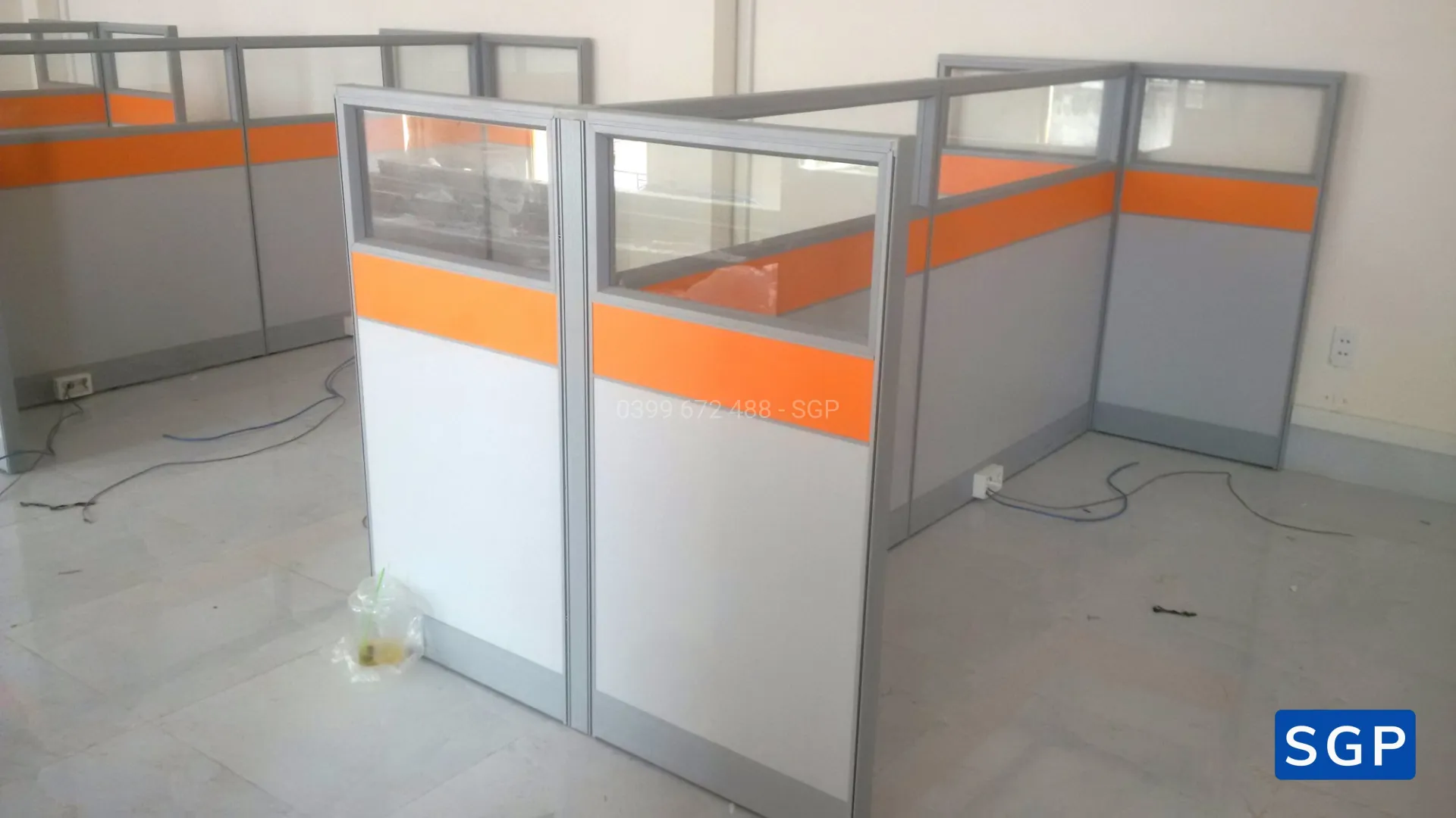 lắp đặt hoàn thiện vách gỗ kính 2 múi