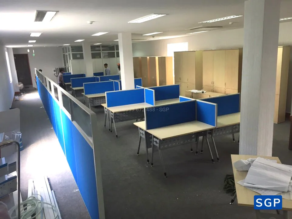 lắp đặt vách ngăn bàn kết hợp vách ngăn lửng có dùng kính