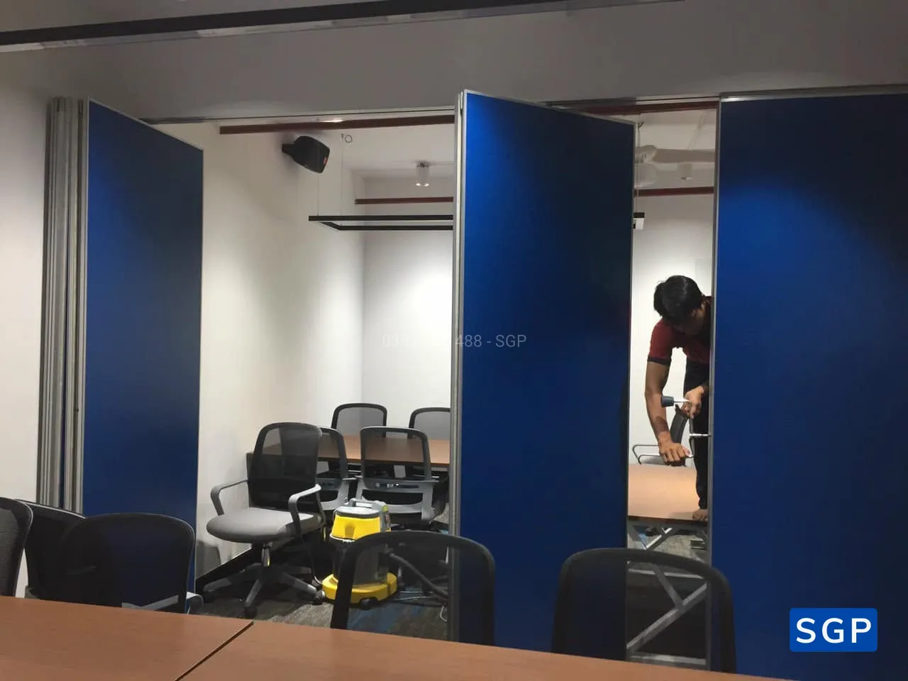 vách ngăn di động nỉ trong văn phòng