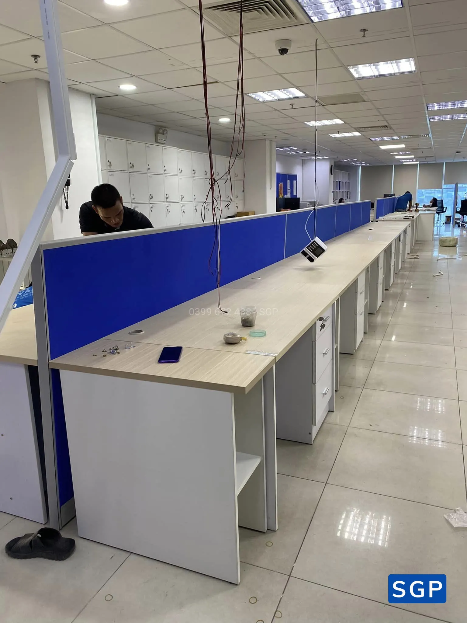 lắp đặt vách ngăn nỉ hệ 50 tạo sự riêng tư