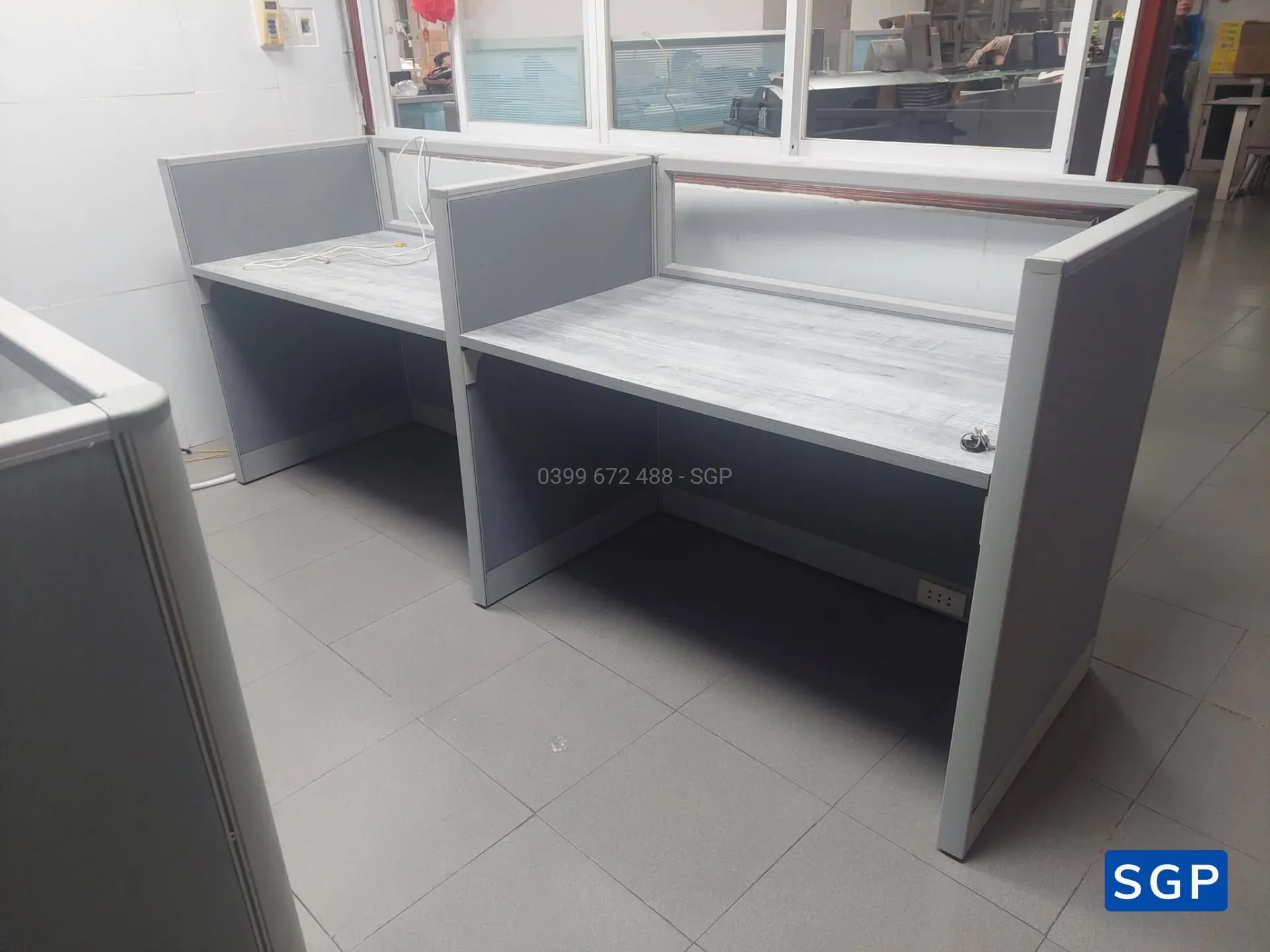 Giao vách nỉ kính màu xám 