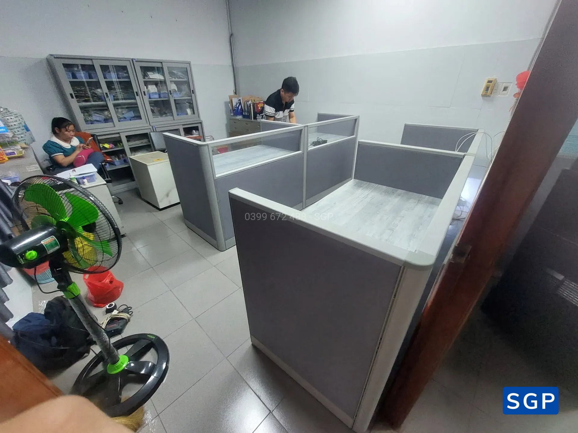 Giao vách nỉ kính màu xám  - 3