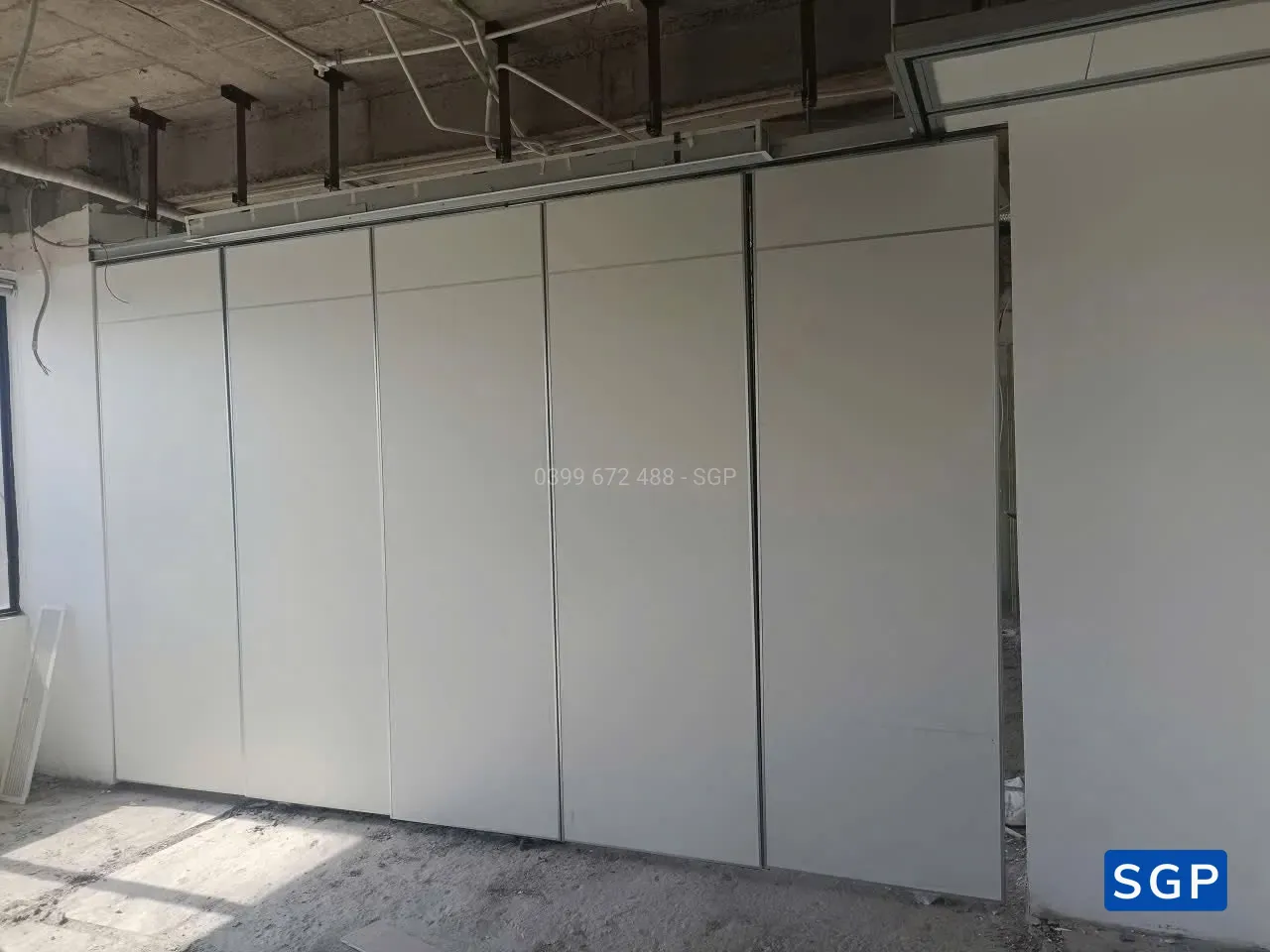 Thi công vách di động màu trắng