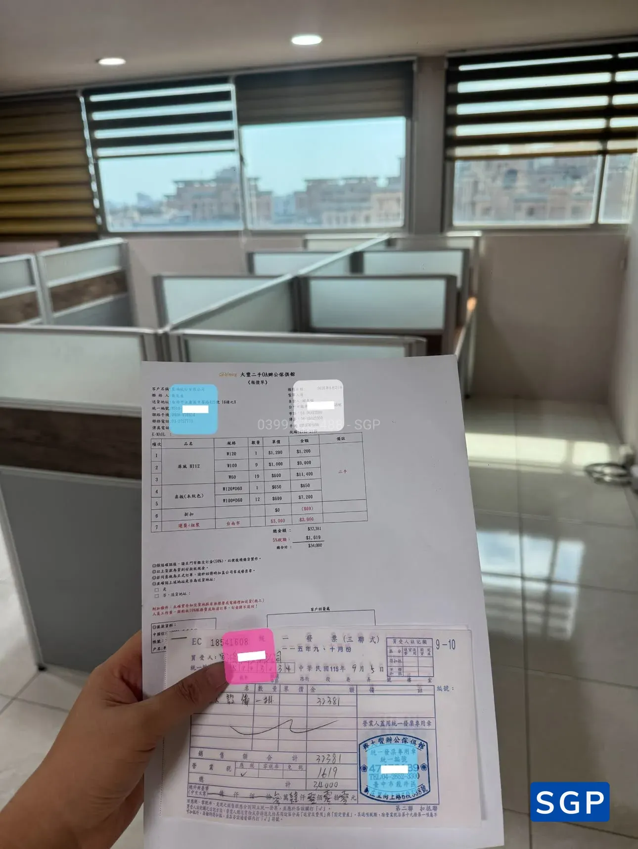 Giao vách gỗ kính decal mờ