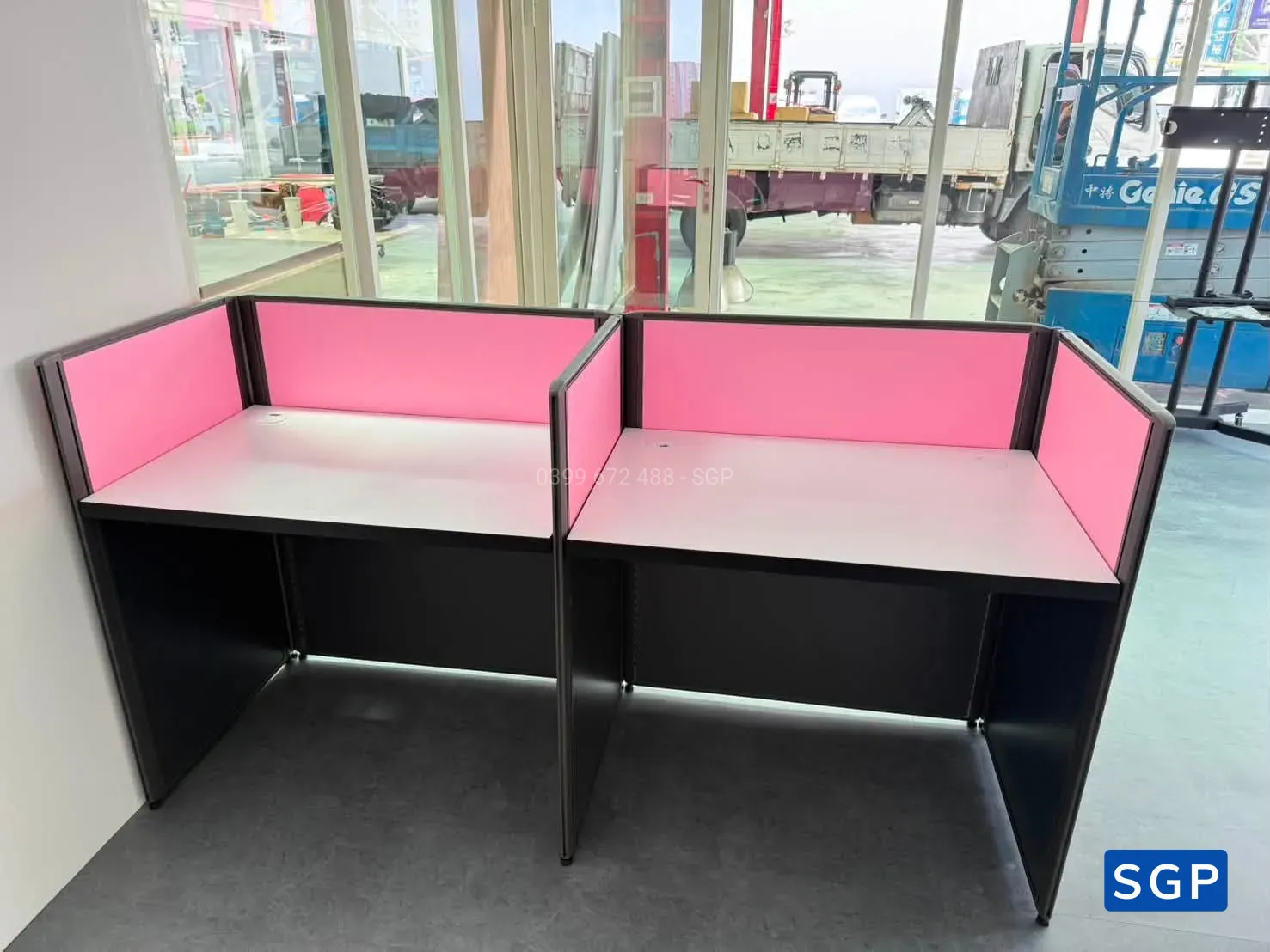 Lắp đặt hoàn thiện vách ngăn bàn làm việc màu hồng kết hợp xám - 2