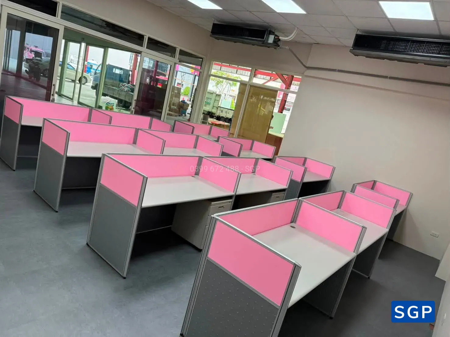 Lắp đặt hoàn thiện vách ngăn bàn làm việc màu hồng kết hợp xám - 5