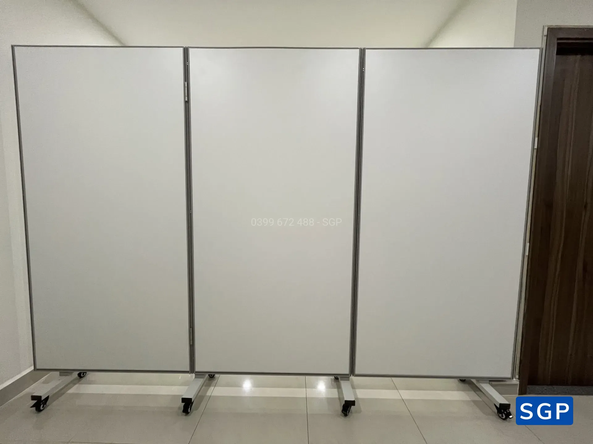Giao vách ngăn có bánh xe màu trắng