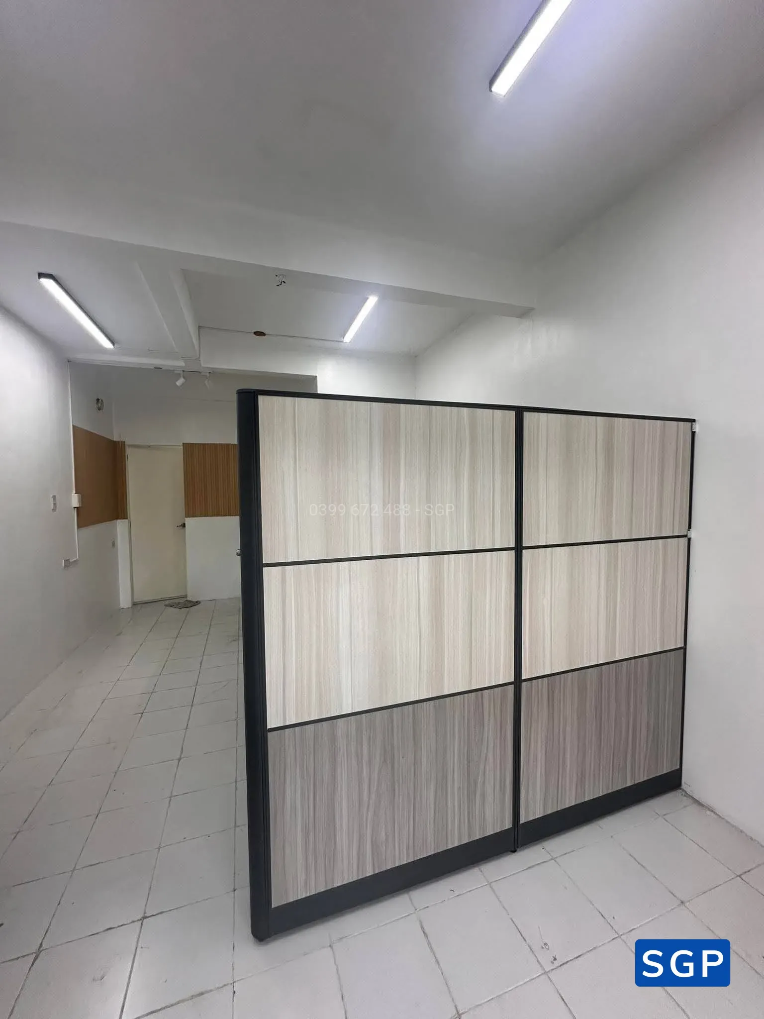 vách ngăn phòng vân gỗ có cửa - 2