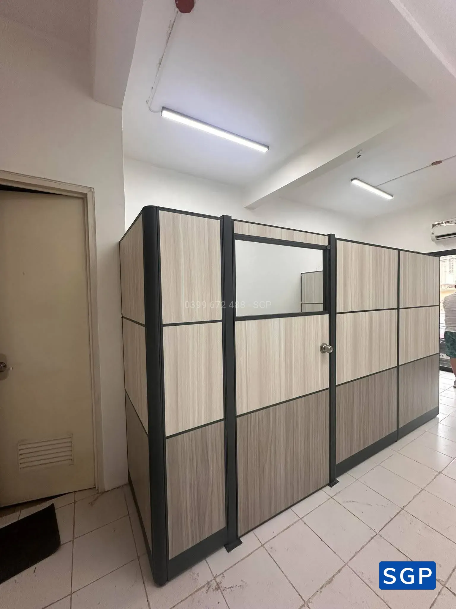 vách ngăn phòng vân gỗ có cửa - 3