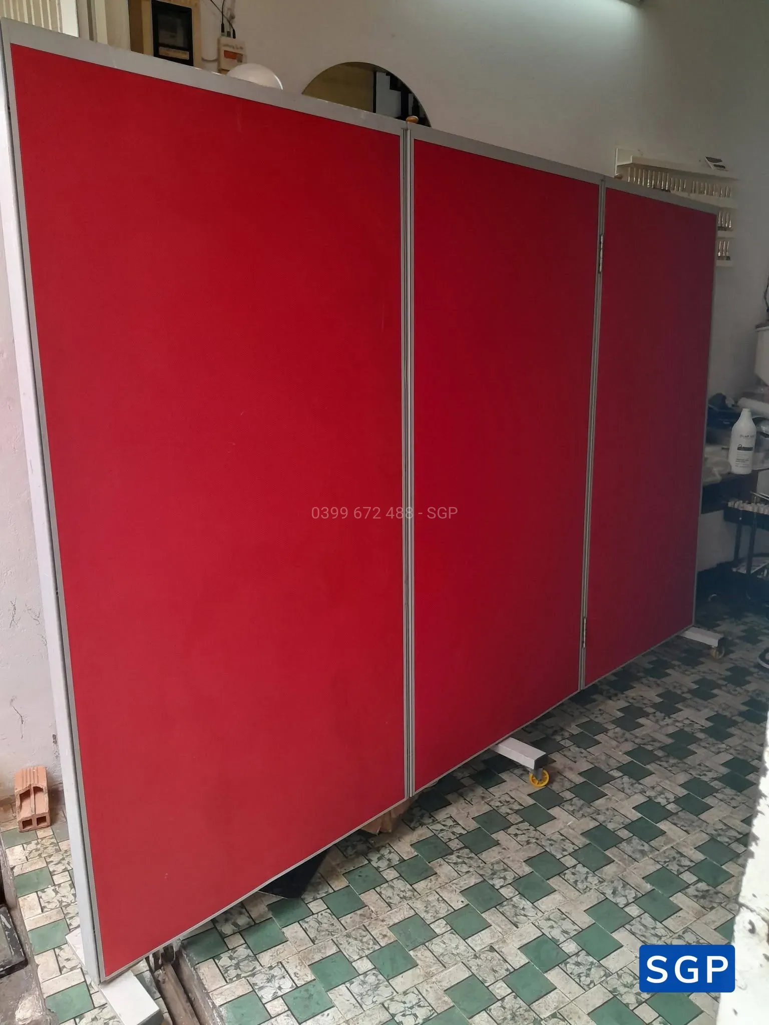 Giao vách có bánh xe nỉ màu đỏ - 3