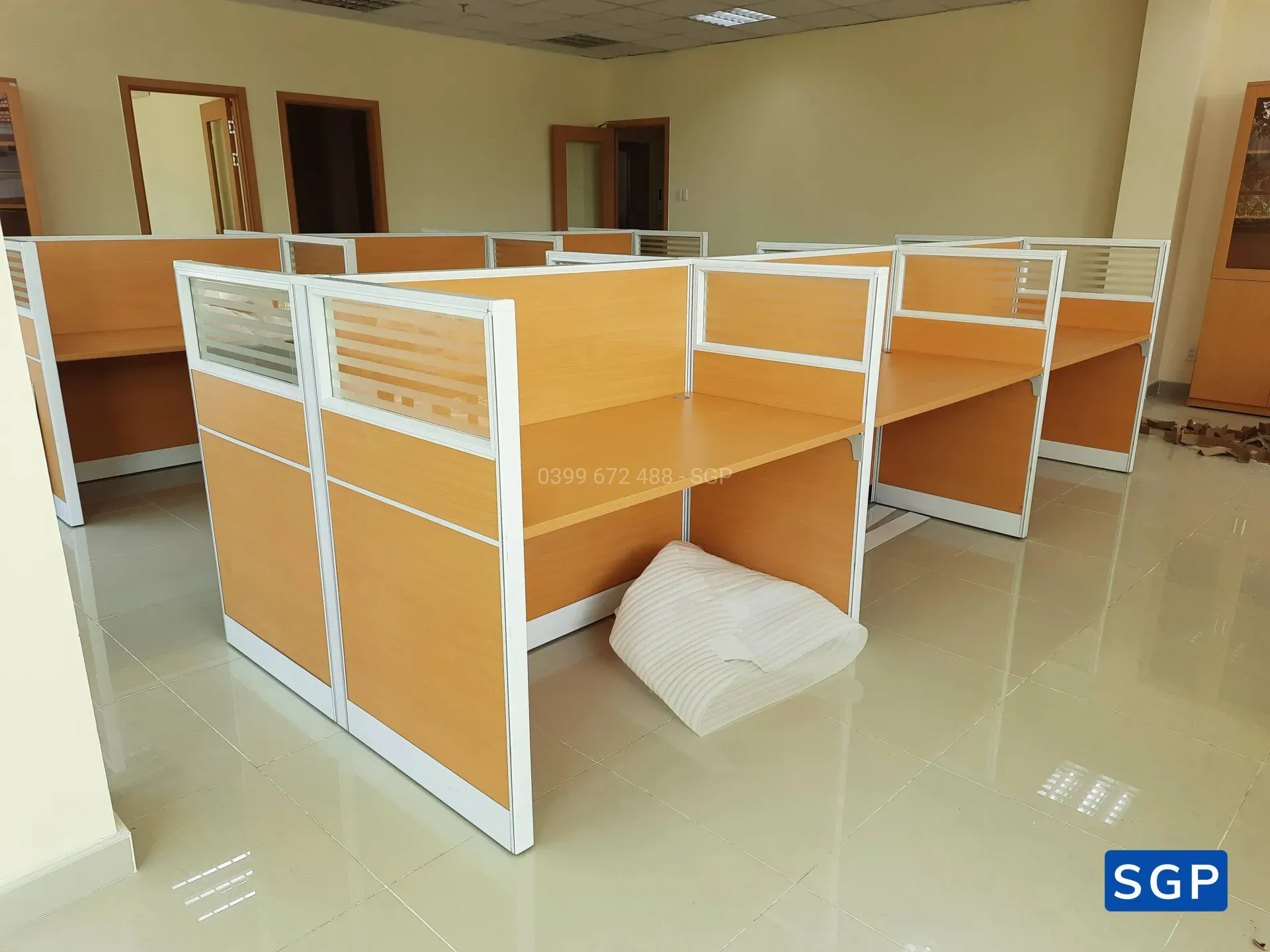 hoàn thiện vách ngăn bàn làm việc gỗ kính cho ngân hàng chi nhánh tại Đồng Nai - 3
