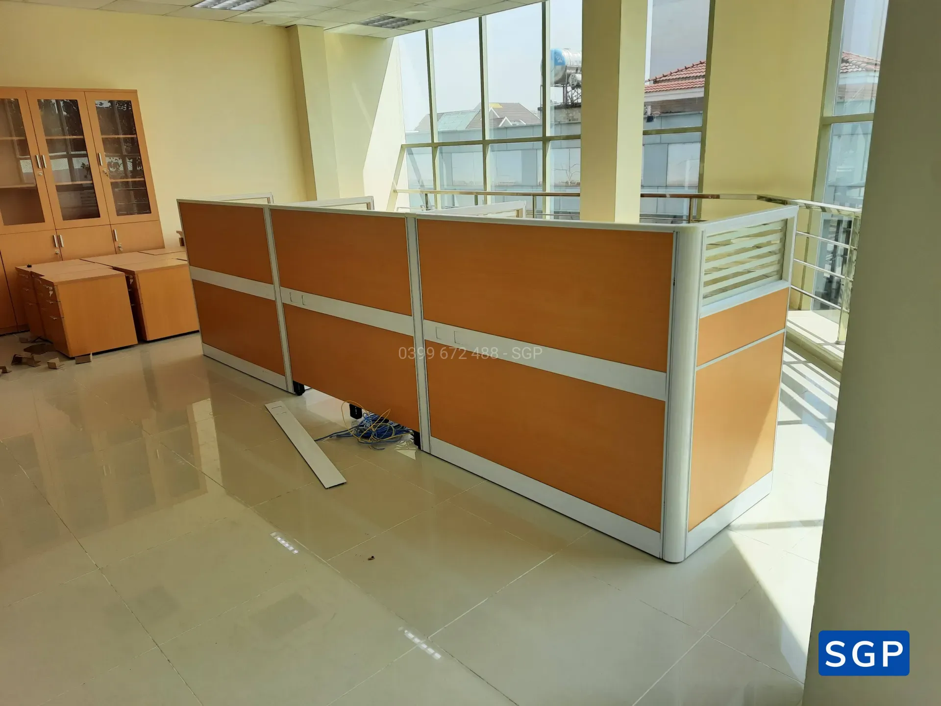 hoàn thiện vách ngăn bàn làm việc gỗ kính cho ngân hàng chi nhánh tại Đồng Nai - 4