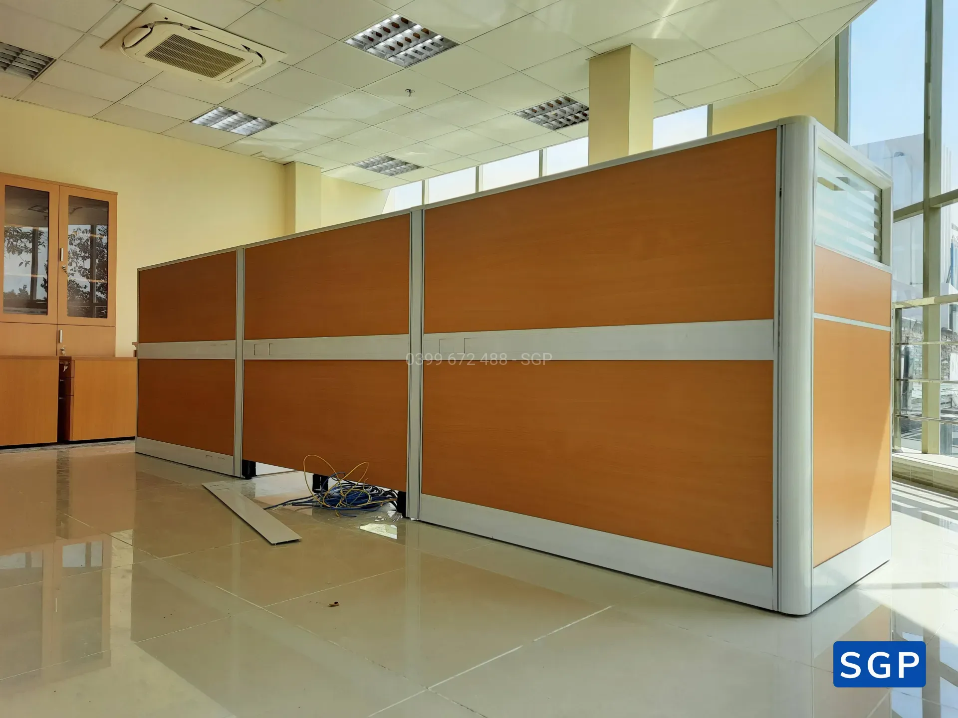 hoàn thiện vách ngăn bàn làm việc gỗ kính cho ngân hàng chi nhánh tại Đồng Nai - 5