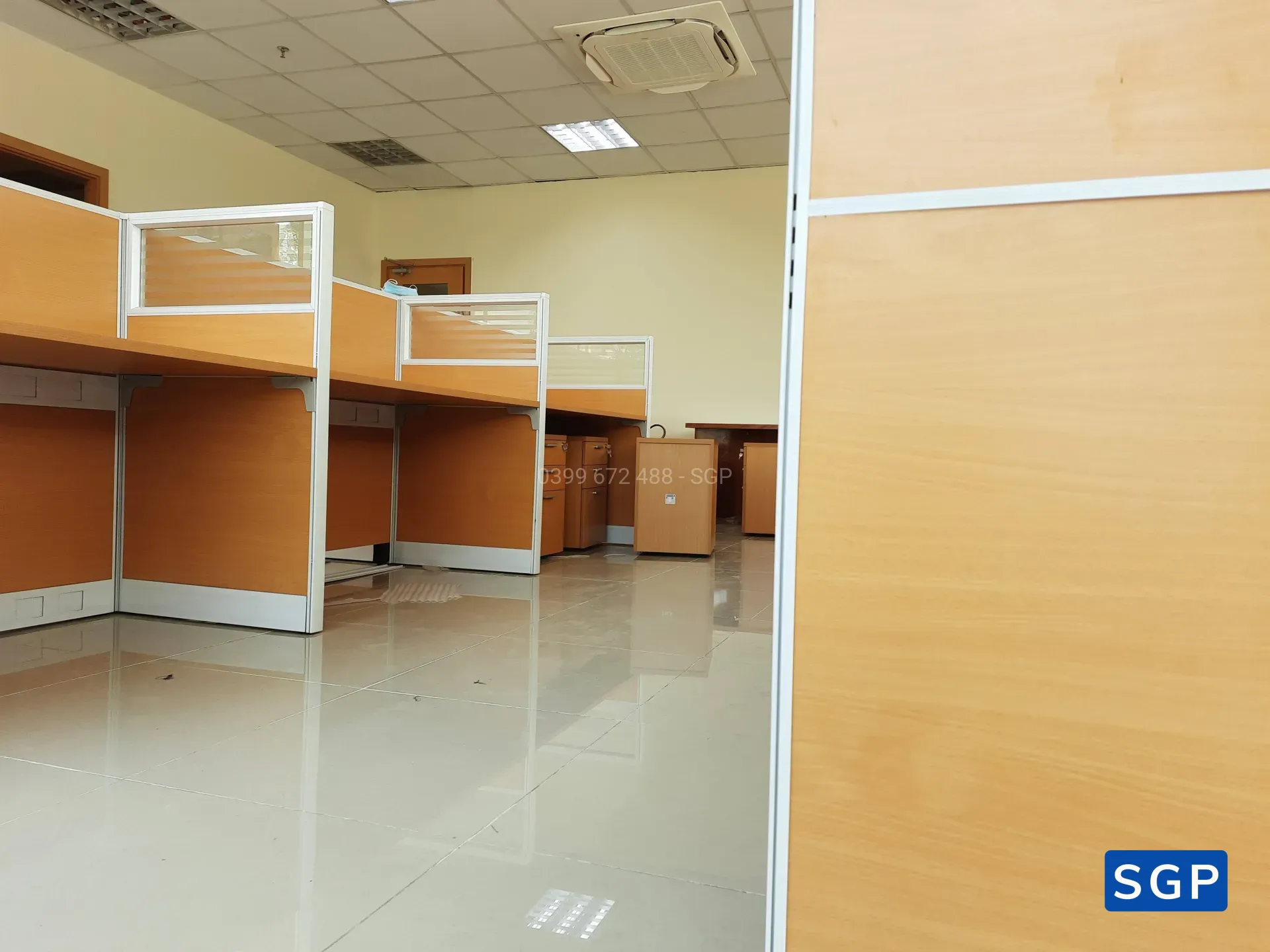 hoàn thiện vách ngăn bàn làm việc gỗ kính cho ngân hàng chi nhánh tại Đồng Nai - 8