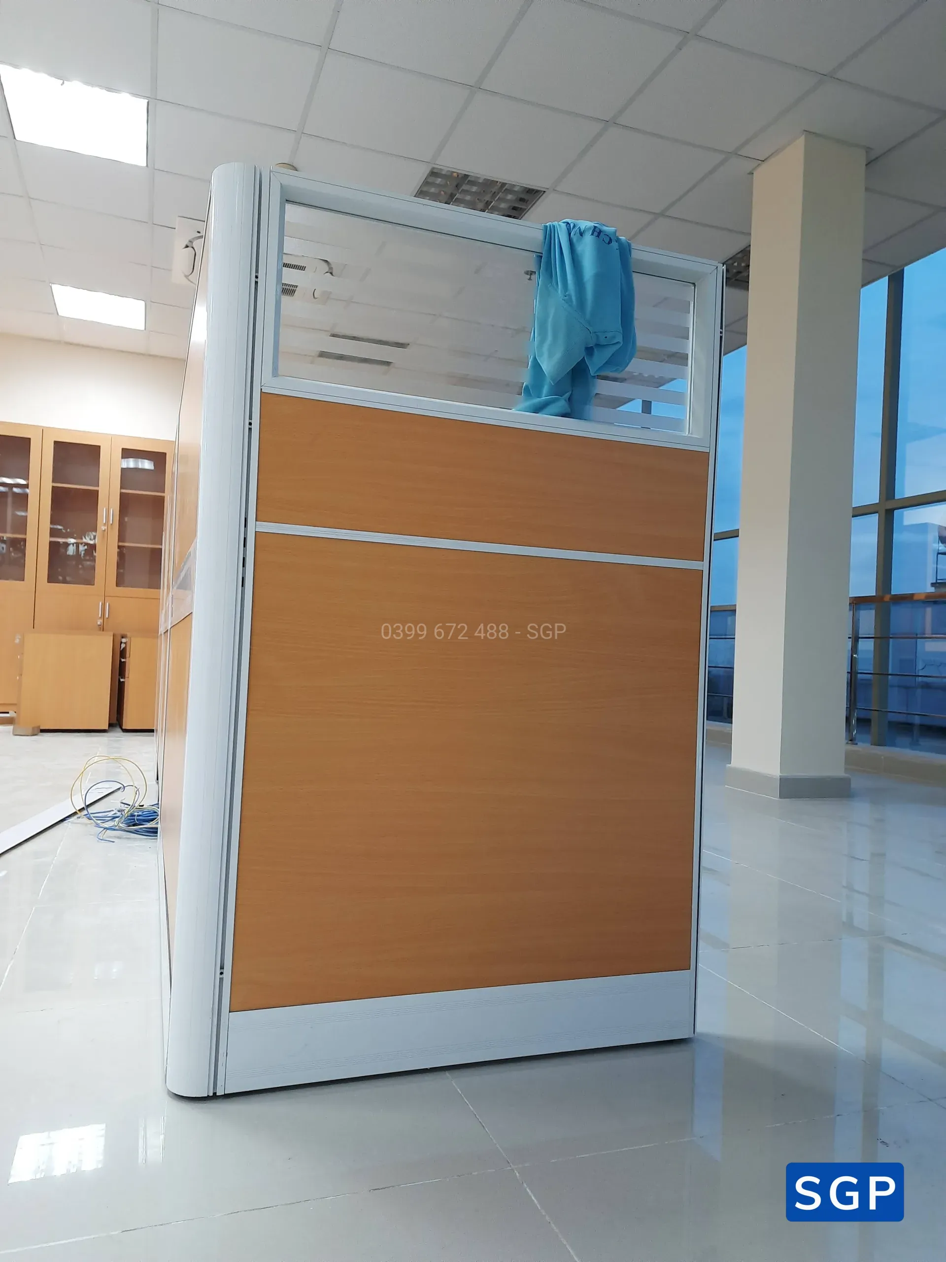 hoàn thiện vách ngăn bàn làm việc gỗ kính cho ngân hàng chi nhánh tại Đồng Nai - 12