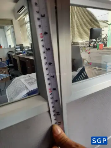Lắp đặt vách ngăn lửng dùng để ngăn lối đi