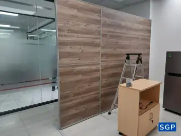 Hoàn thiện vách ngăn lửng vân gỗ nâu cho công ty tại Bình Dương