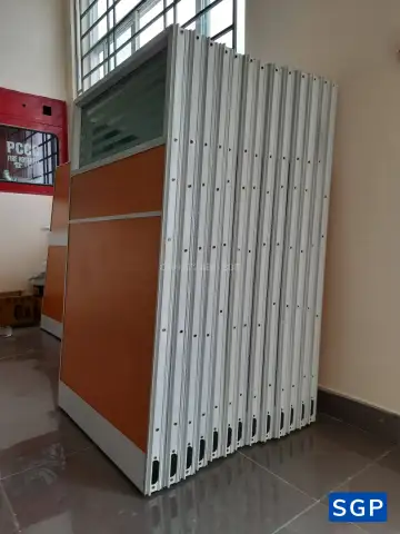 vách ngăn bàn làm việc gỗ kính decal cho ngân hàng