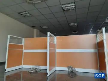 vách ngăn bàn làm việc gỗ kính decal cho ngân hàng