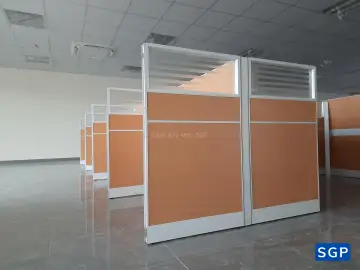 vách ngăn bàn làm việc gỗ kính decal cho ngân hàng