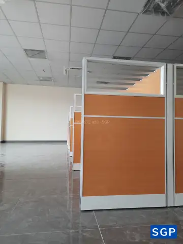 vách ngăn bàn làm việc gỗ kính decal cho ngân hàng