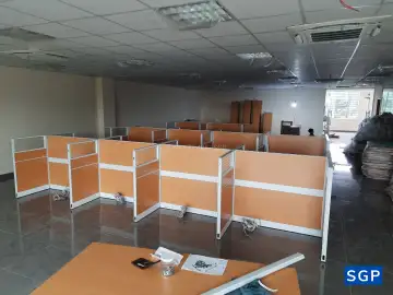 vách ngăn bàn làm việc gỗ kính decal cho ngân hàng