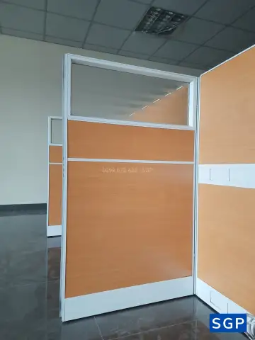 vách ngăn bàn làm việc gỗ kính decal cho ngân hàng