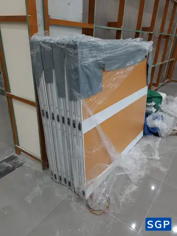 vách ngăn bàn làm việc gỗ kính decal cho ngân hàng