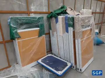 vách ngăn bàn làm việc gỗ kính decal cho ngân hàng