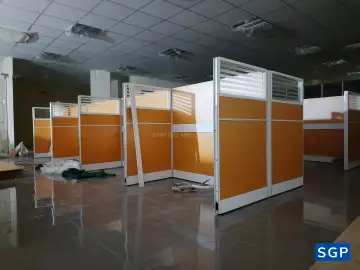 vách ngăn bàn làm việc gỗ kính decal cho ngân hàng