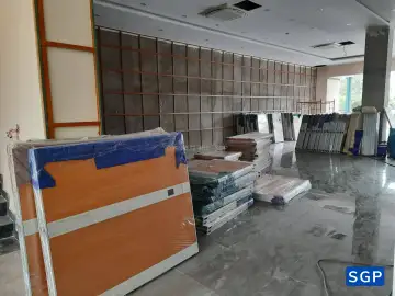 vách ngăn bàn làm việc gỗ kính decal cho ngân hàng