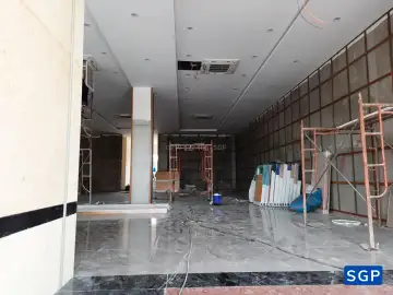 vách ngăn bàn làm việc gỗ kính decal cho ngân hàng
