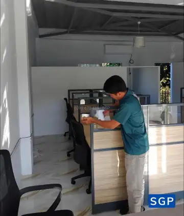 Lắp đặt vách gỗ kính