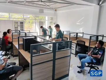 Lắp đặt vách gỗ kính
