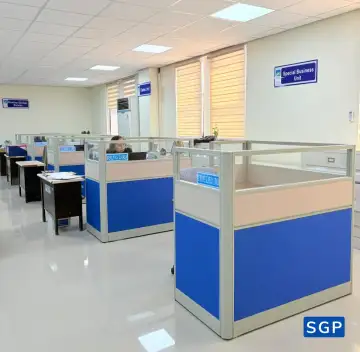vách ngăn bàn làm việc màu xanh kết hợp màu kem