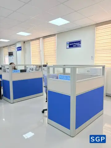 vách ngăn bàn làm việc màu xanh kết hợp màu kem