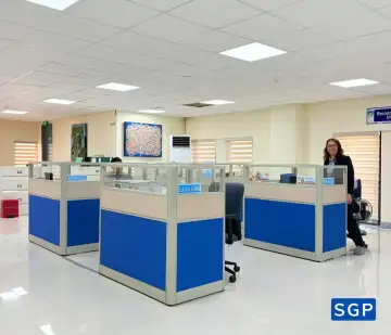 vách ngăn bàn làm việc màu xanh kết hợp màu kem