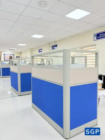 vách ngăn bàn làm việc màu xanh kết hợp màu kem
