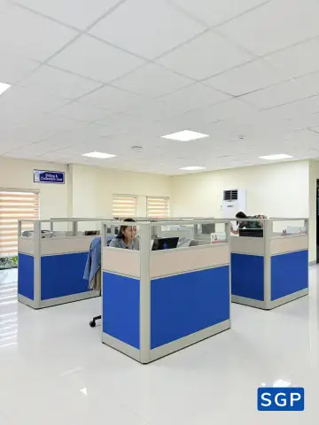 vách ngăn bàn làm việc màu xanh kết hợp màu kem